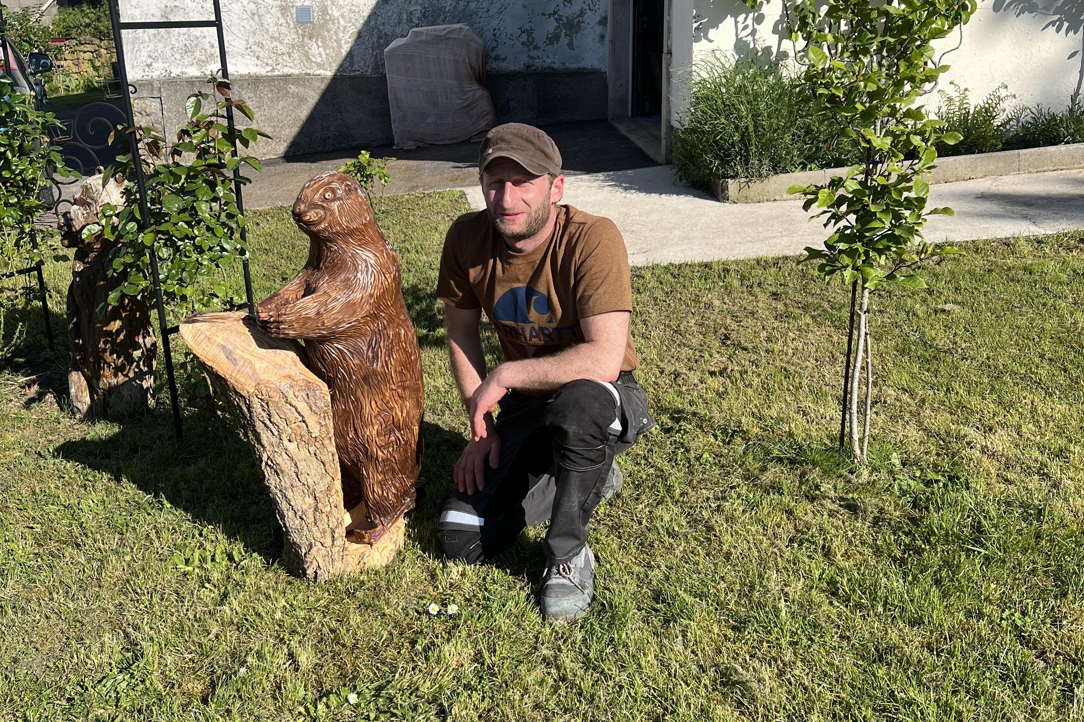 Nika et un ours sculpté dans le bois