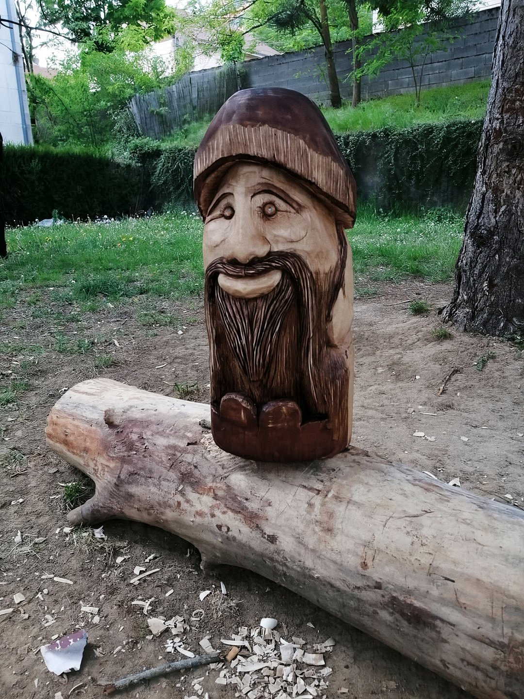 Buste barbu taillé dans un tronc, sculpture sur bois de Nika