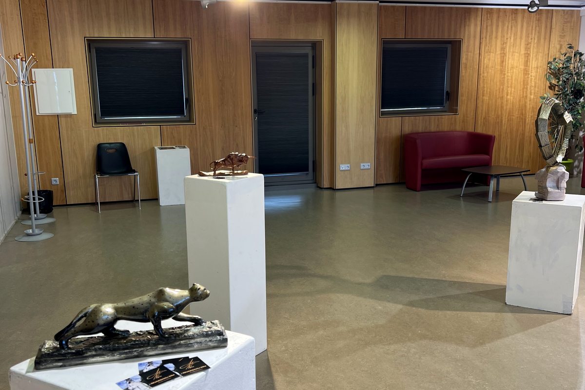 Salle d'exposition, sculptures présentées sur socles