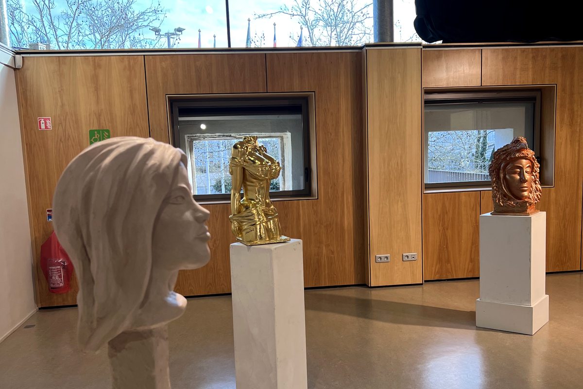 Têtes sculptées et pièce dorée dans la salle