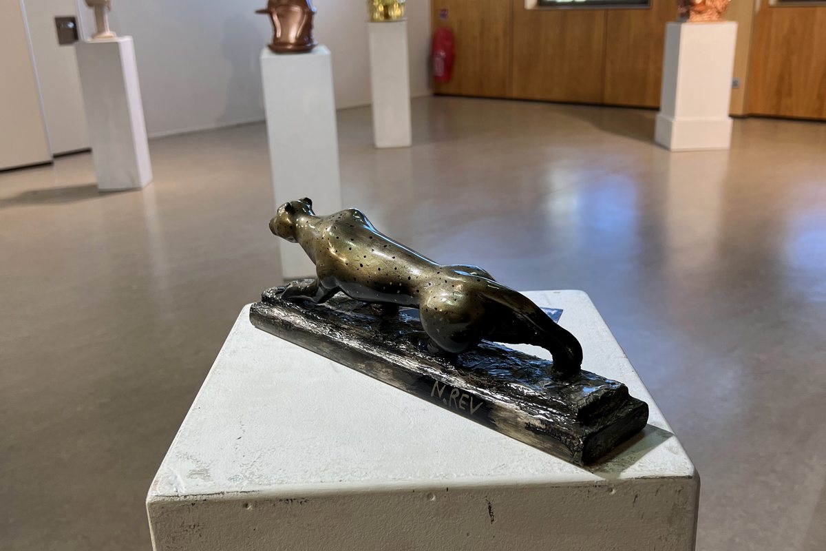Panthère en bronze sur son socle, enfilade de l'exposition