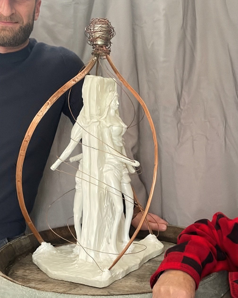 La maquette d'Énergie, en blanc avec son arc de métal