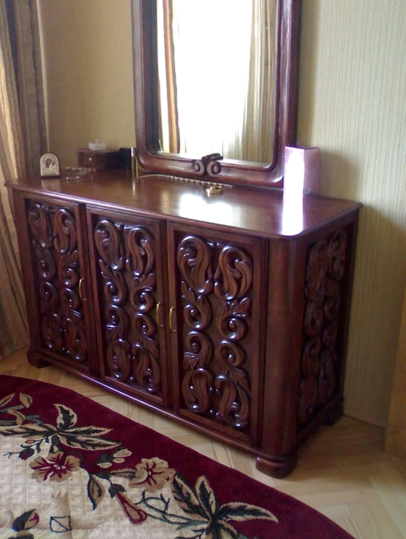 Carved chest of drawers with its mirror, solid wood