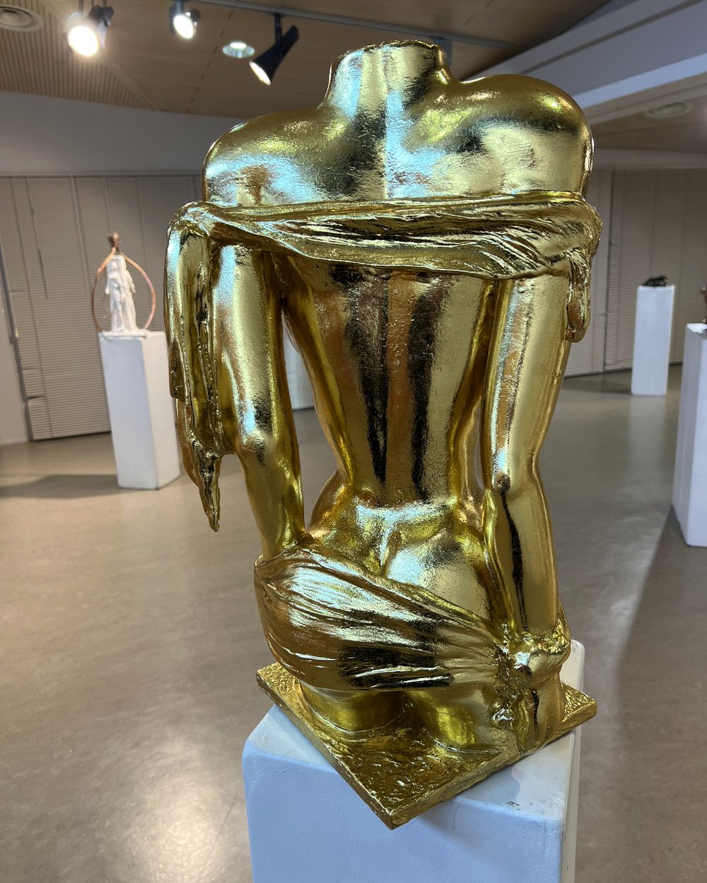 Élévation, sculpture en bronze doré