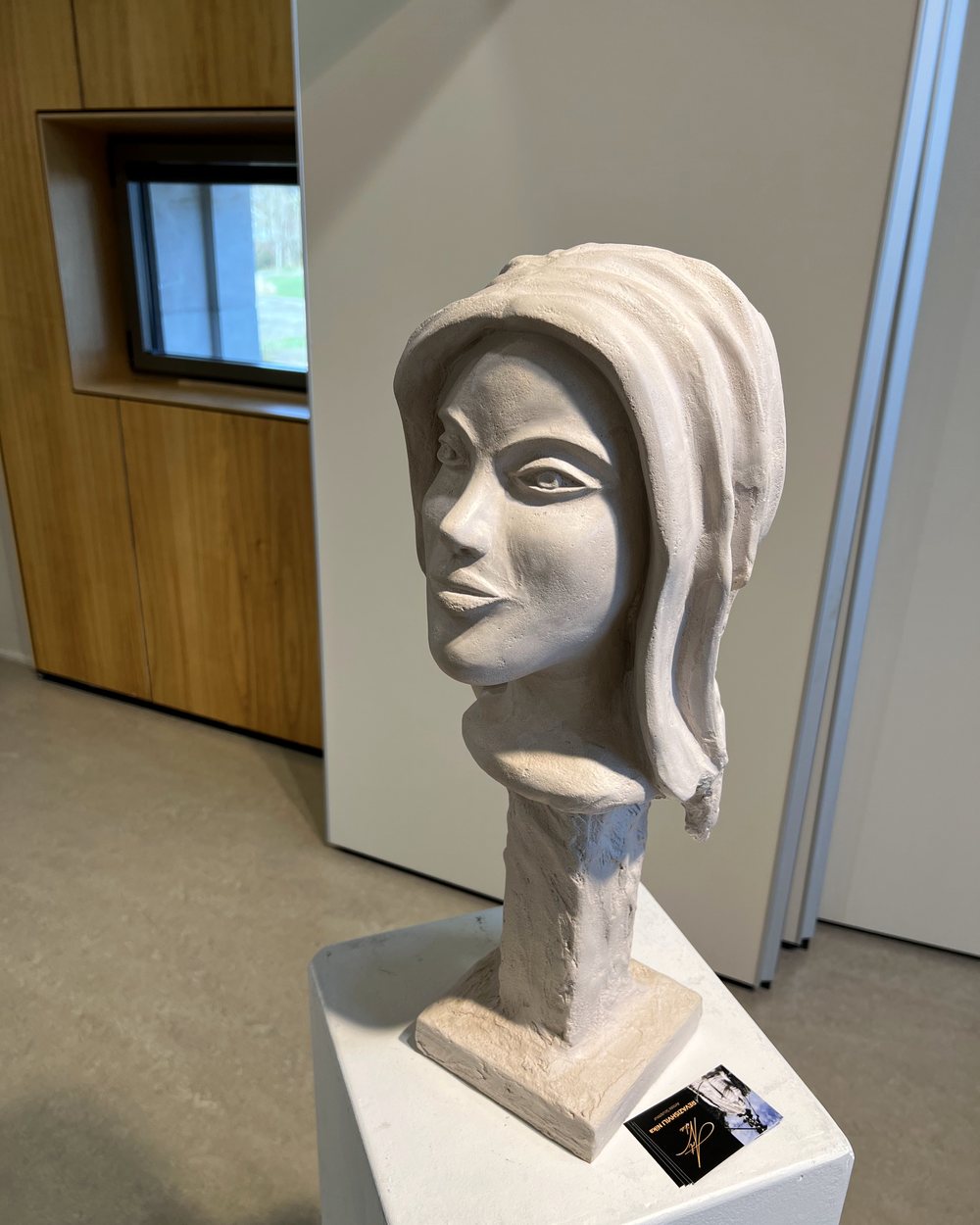 Tête de femme voilée, sculpture claire