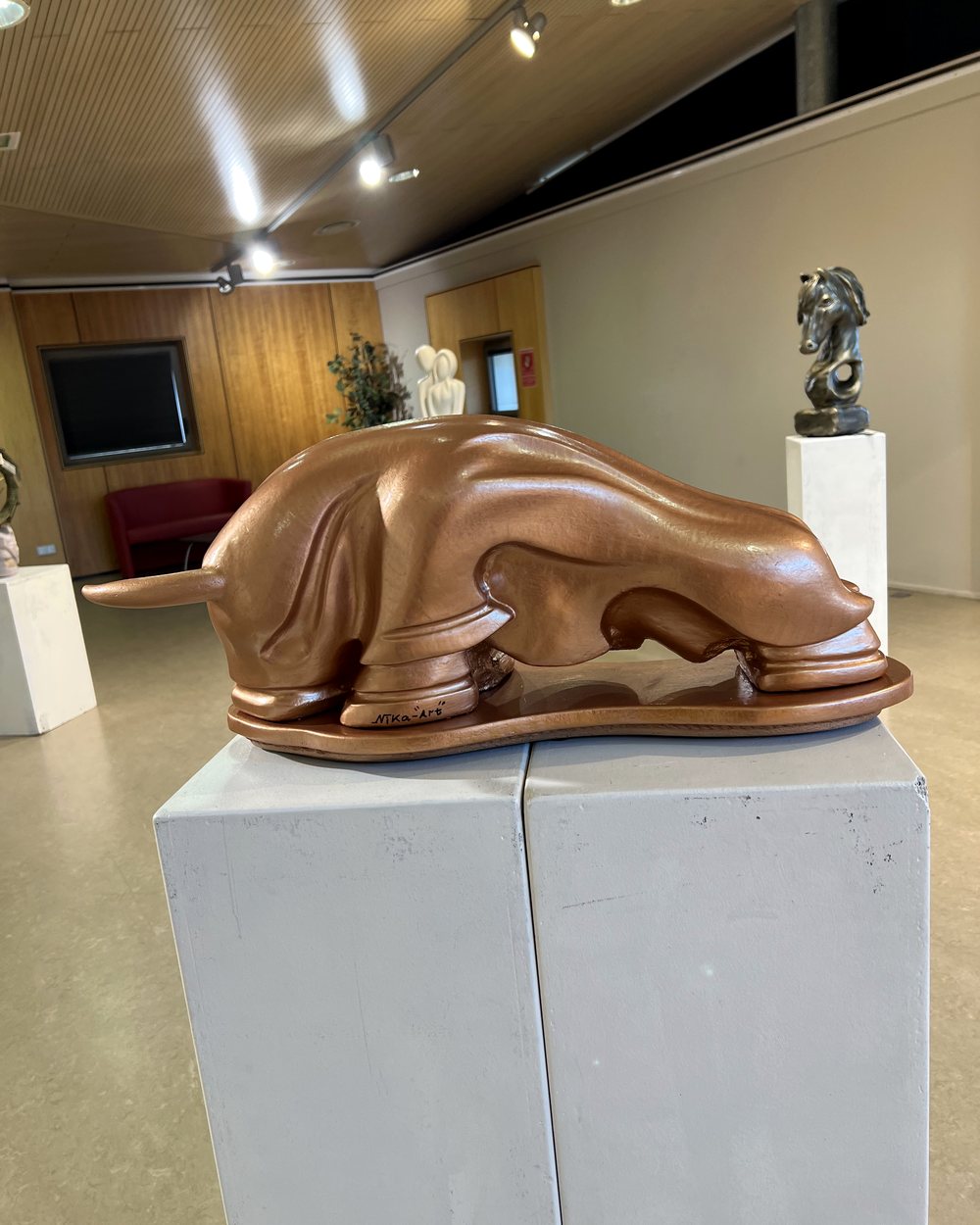 Panthère couchée, sculpture en bois