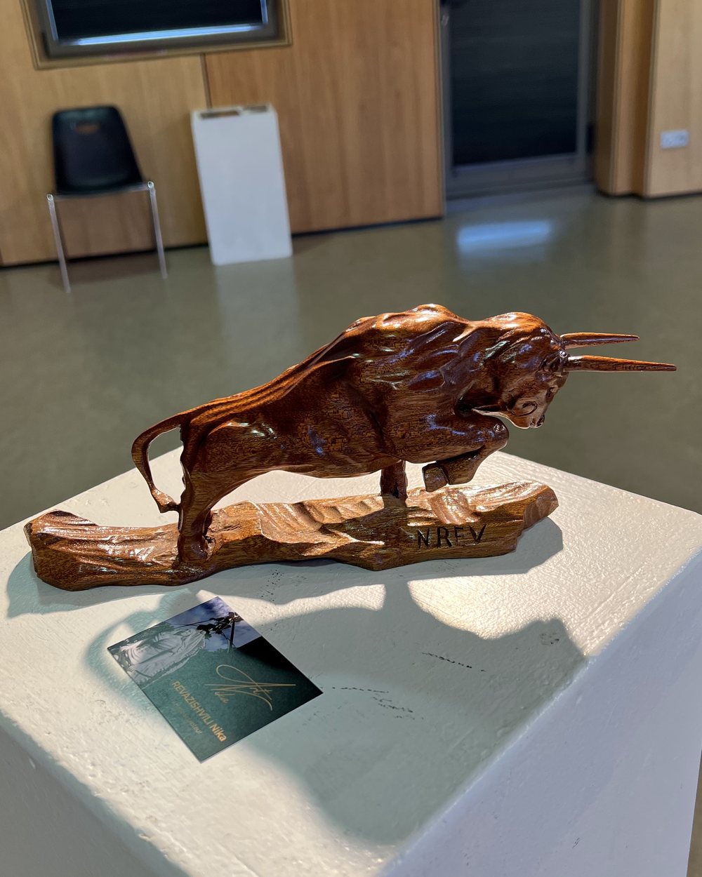 Taureau sculpté dans le bois