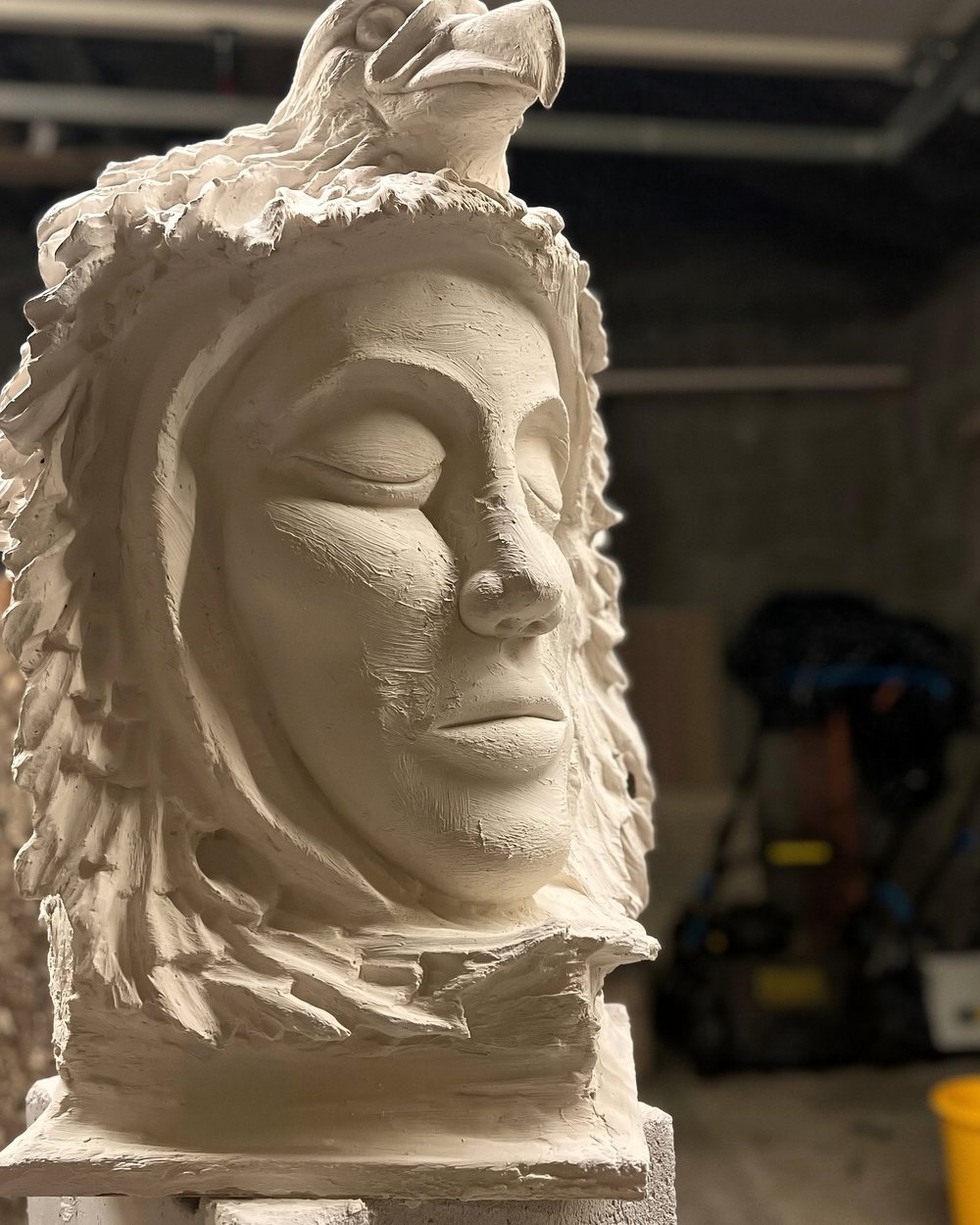 Visage à la coiffe d'aigle, sculpture blanche