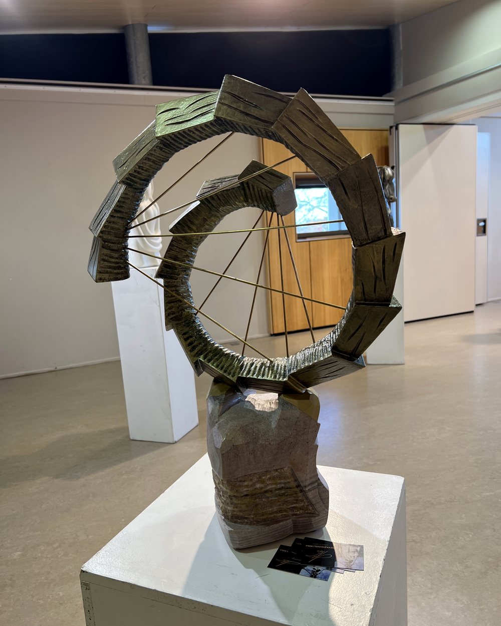 Sculpture en anneau, bois et métal