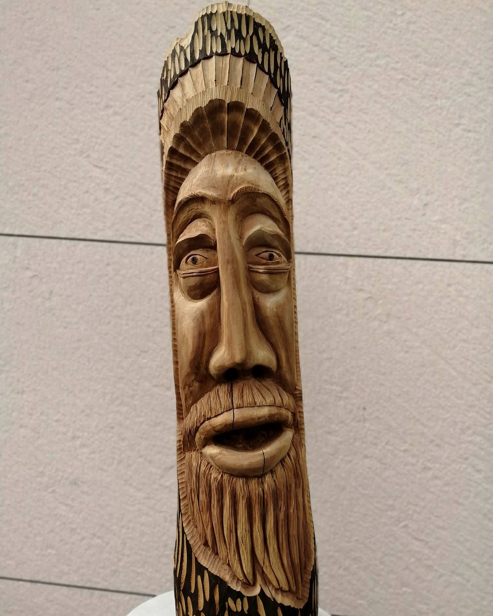 Totem au visage sculpté, bois