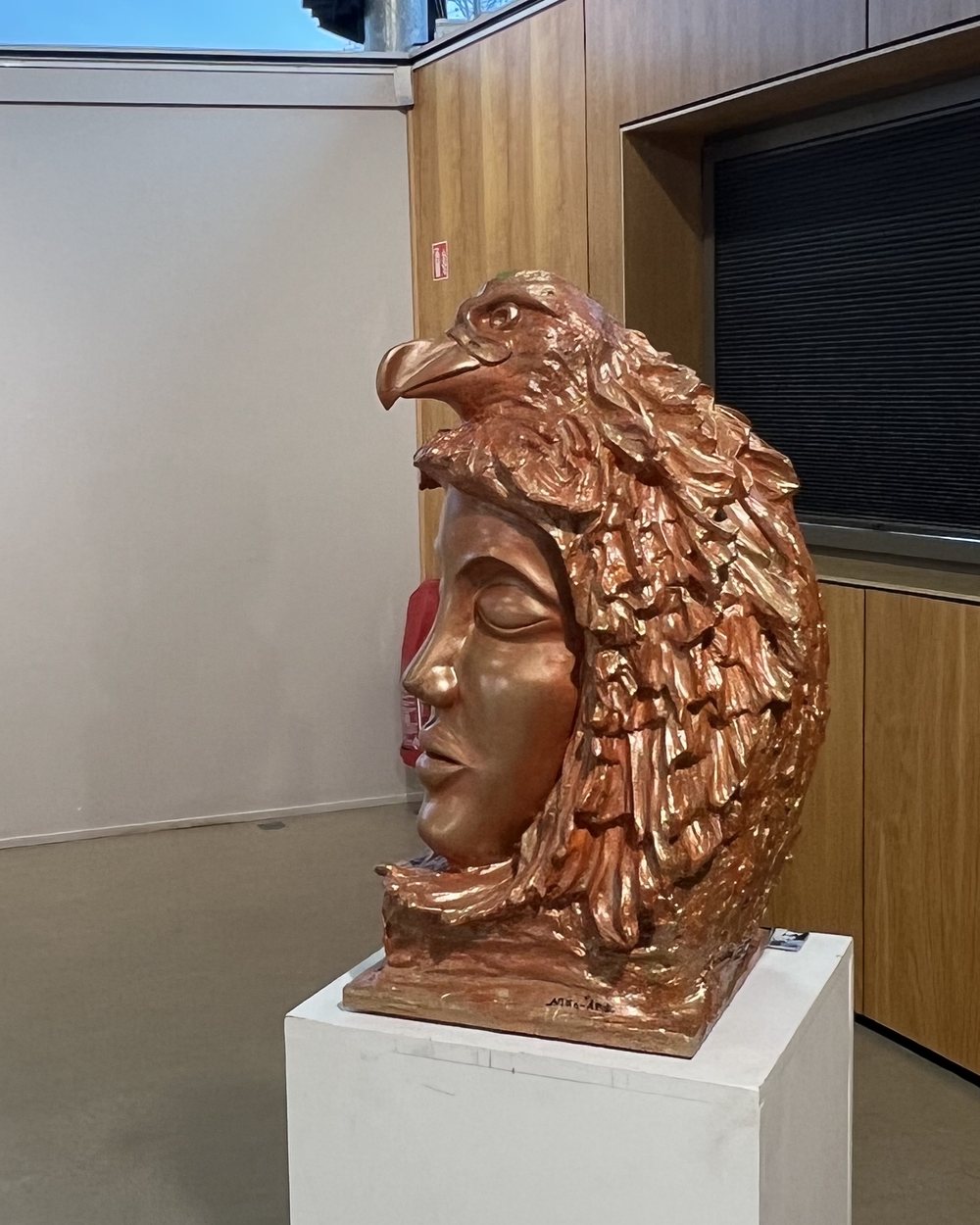 Visage à la coiffe d'aigle, patine cuivrée, exposition Visions libres