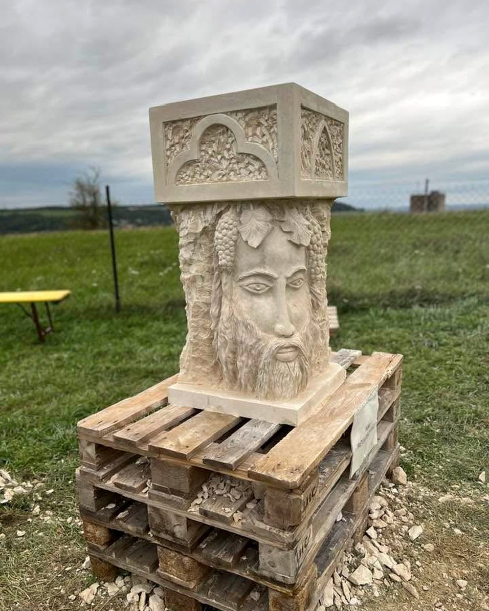 Stèle aux visages sculptés, pierre