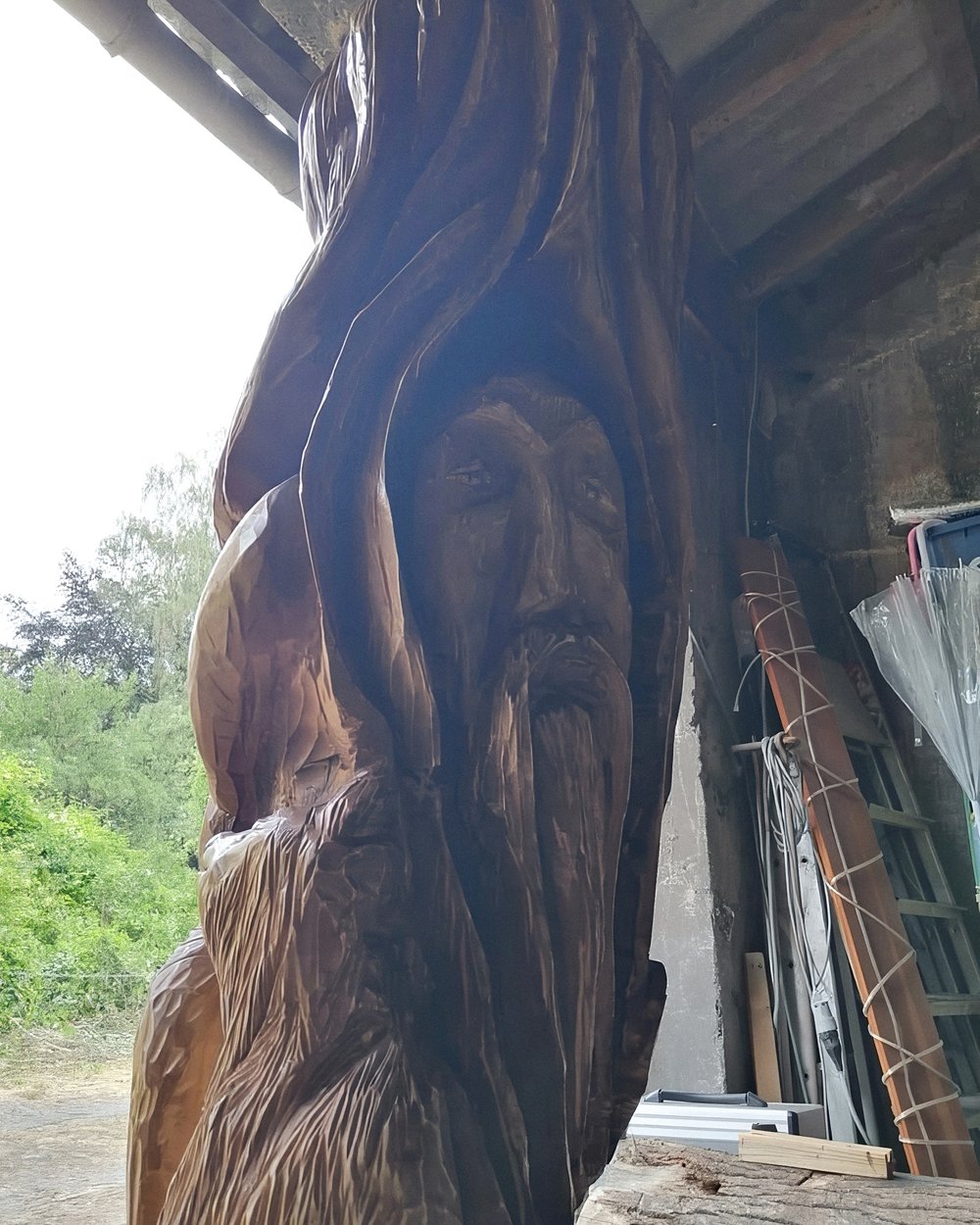 Totem au visage barbu, sculpture sur bois