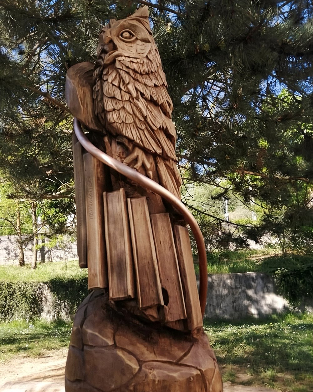 Hibou sculpté dans le bois, ruban de cuivre