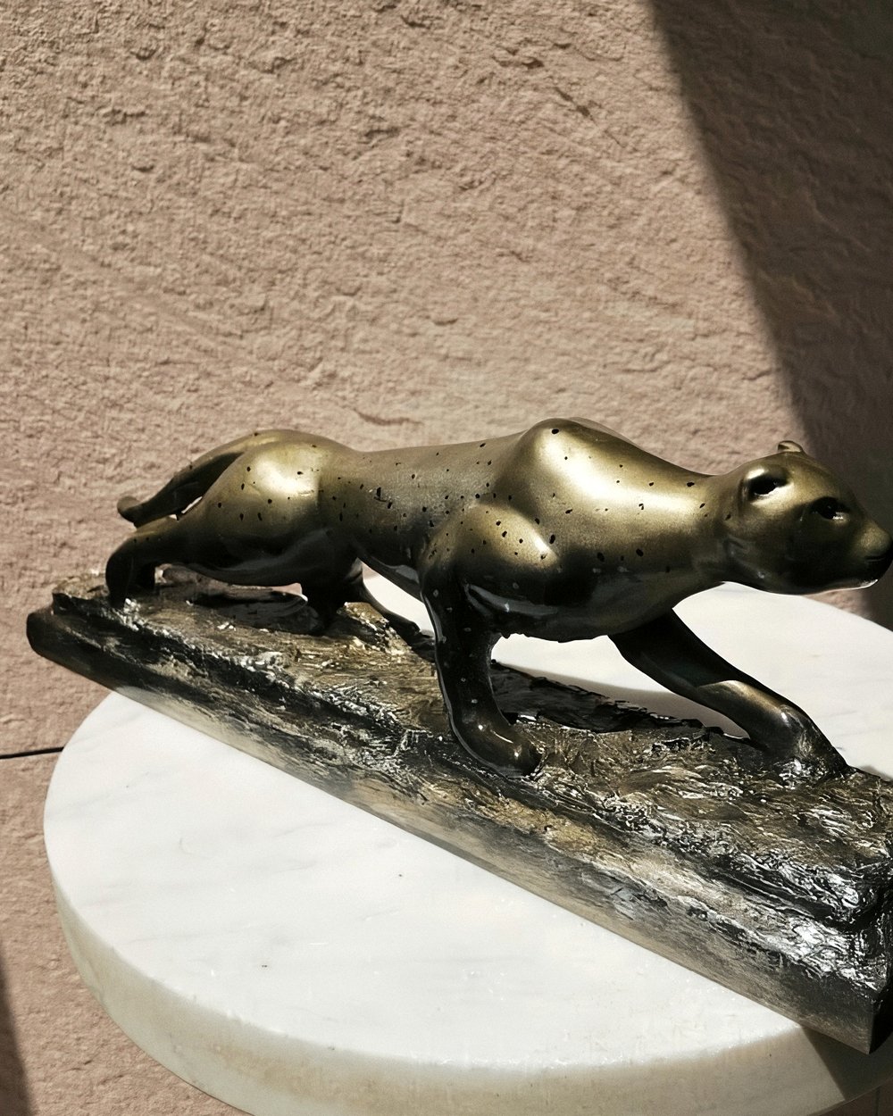 Panthère en bronze sur socle de marbre