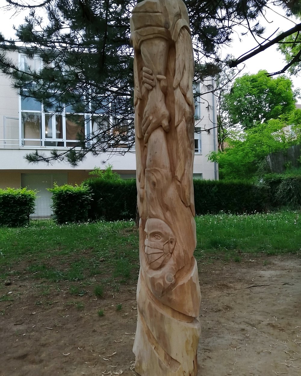 Totem sculpté en bois, installé dans un jardin