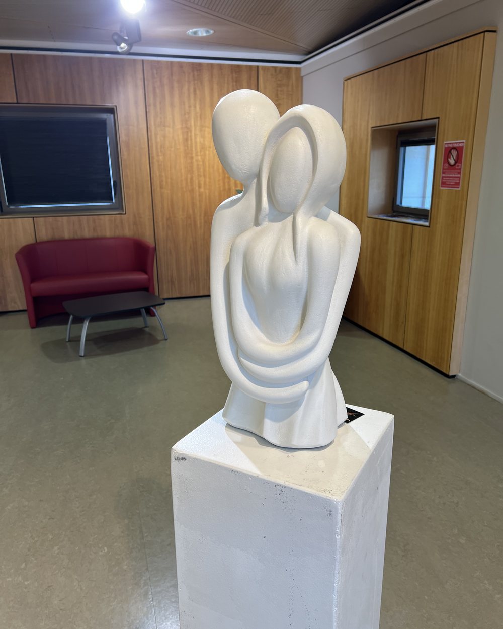 Couple enlacé, sculpture blanche aux lignes épurées