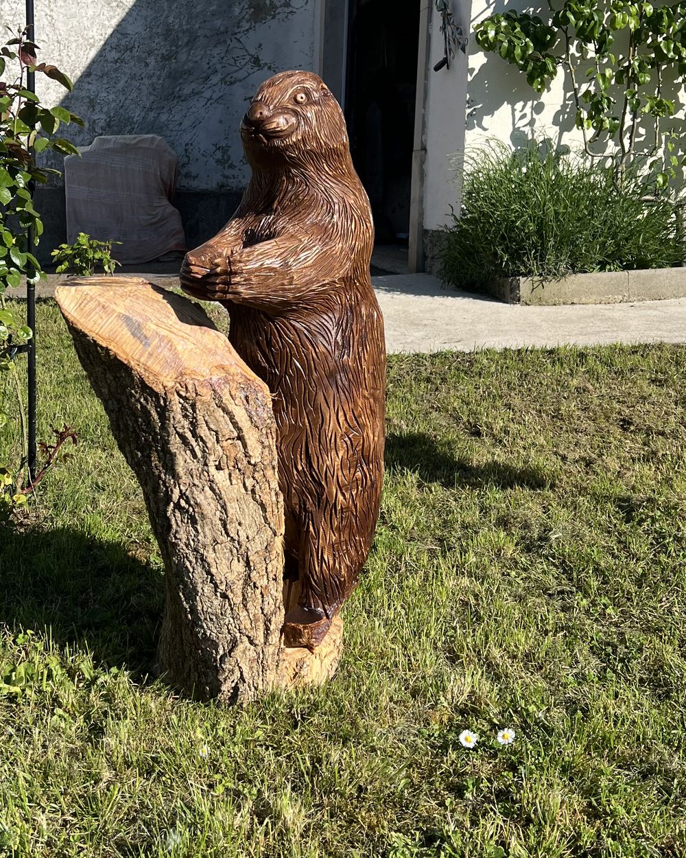 Ours dressé contre un tronc, sculpture sur bois
