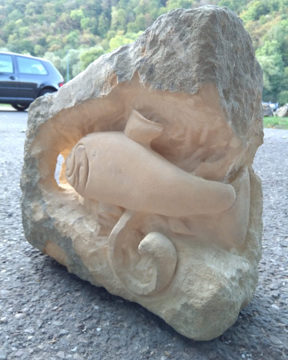 Conque et volutes taillées dans un bloc de pierre