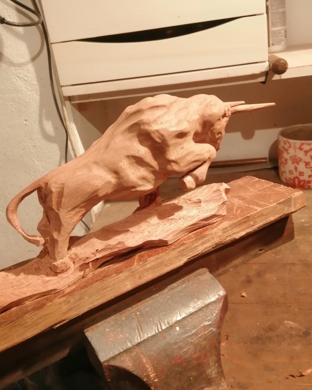 Taureau en cours de modelage, sur l'établi
