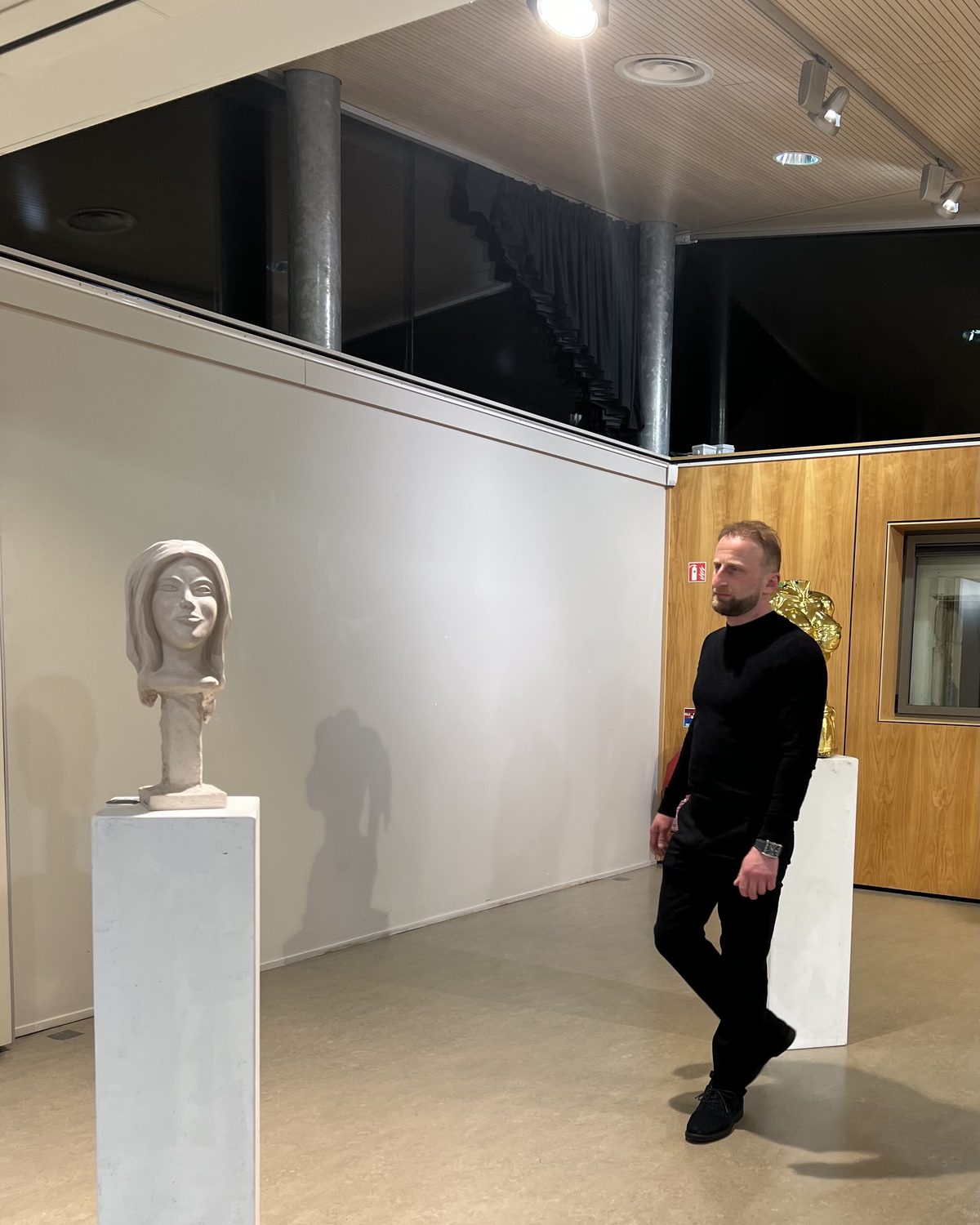 Nika Revazishvili dans la salle de son exposition « Visions libres »