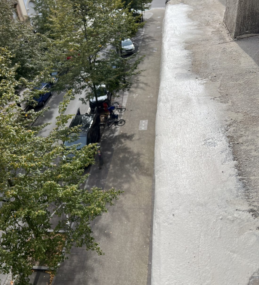 Corniche en béton après restauration : rebord reconstitué et lissé