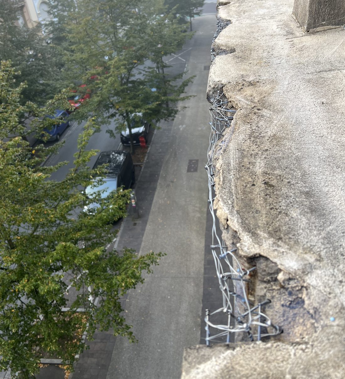 La même corniche avant restauration : béton éclaté, armature à nu